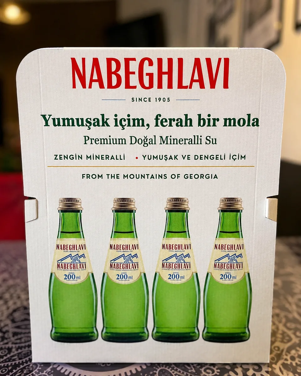Nabeghlavi HoReCa standının ürün iletişimi bulunan arka yüzü