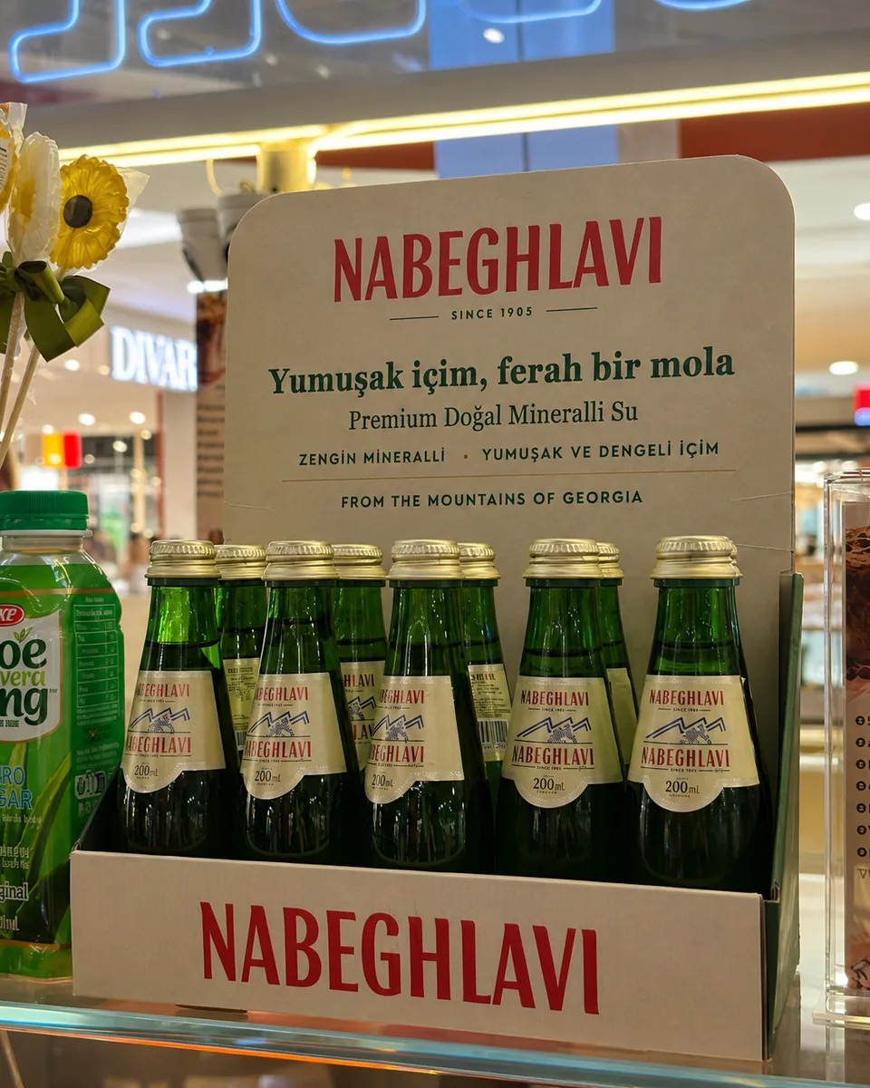 Nabeghlavi HoReCa masa üstü standının satış noktasındaki ön görünümü